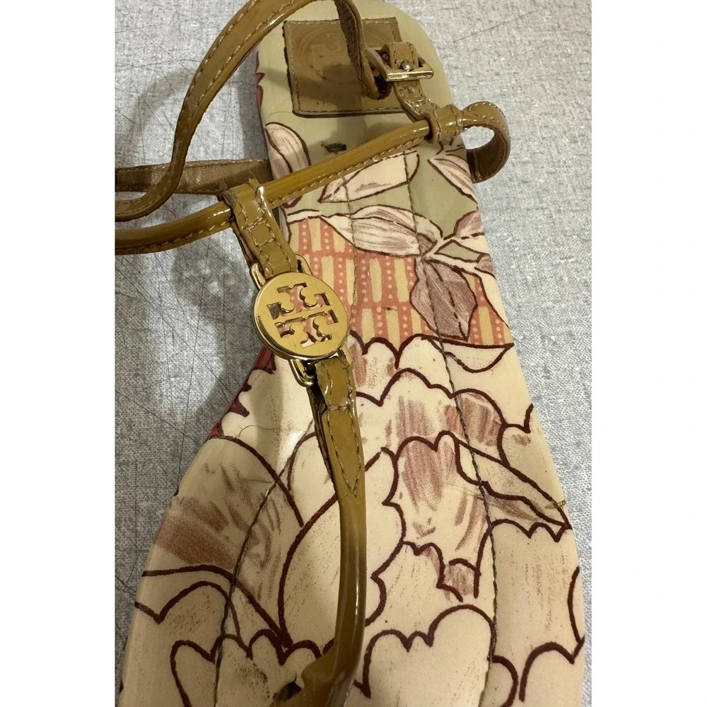 Tory Burch Emmy Size 7 Tan Patent Leather T-Strap Flat Logo Sandals